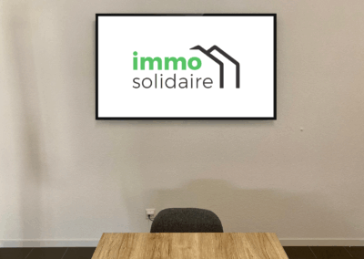 Salle de réunion connectée équipée par InfiniTech à Martigny